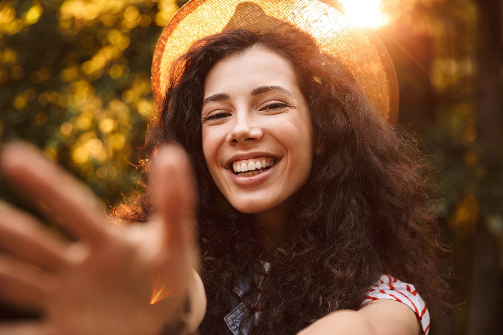 Photo closeup of brunette attractive woman 18 20 wearing summer