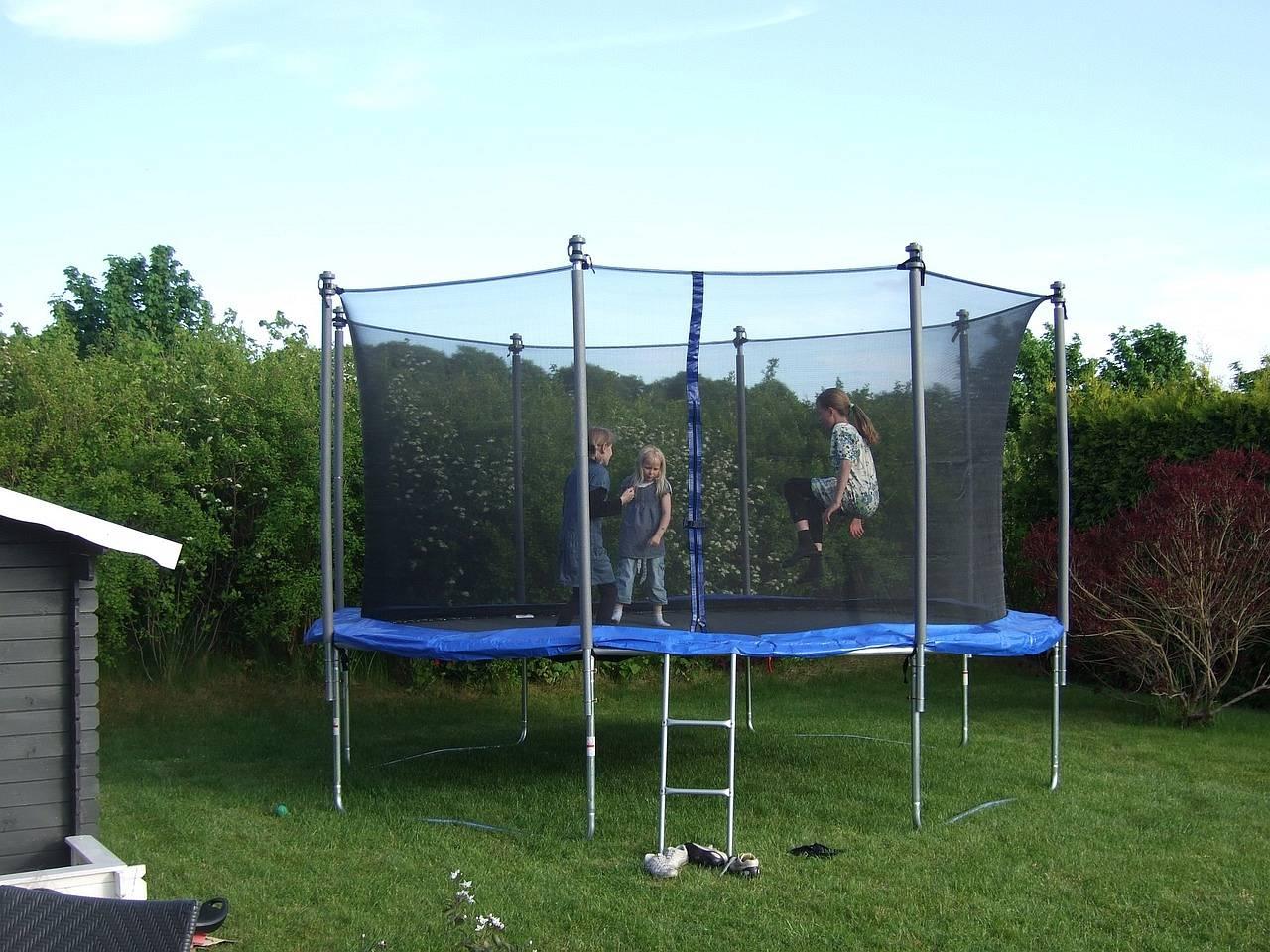 Chcesz kupić trampolinę do ogrodu? Sprawdź, na co zwrócić uwagę podczas jej wyboru