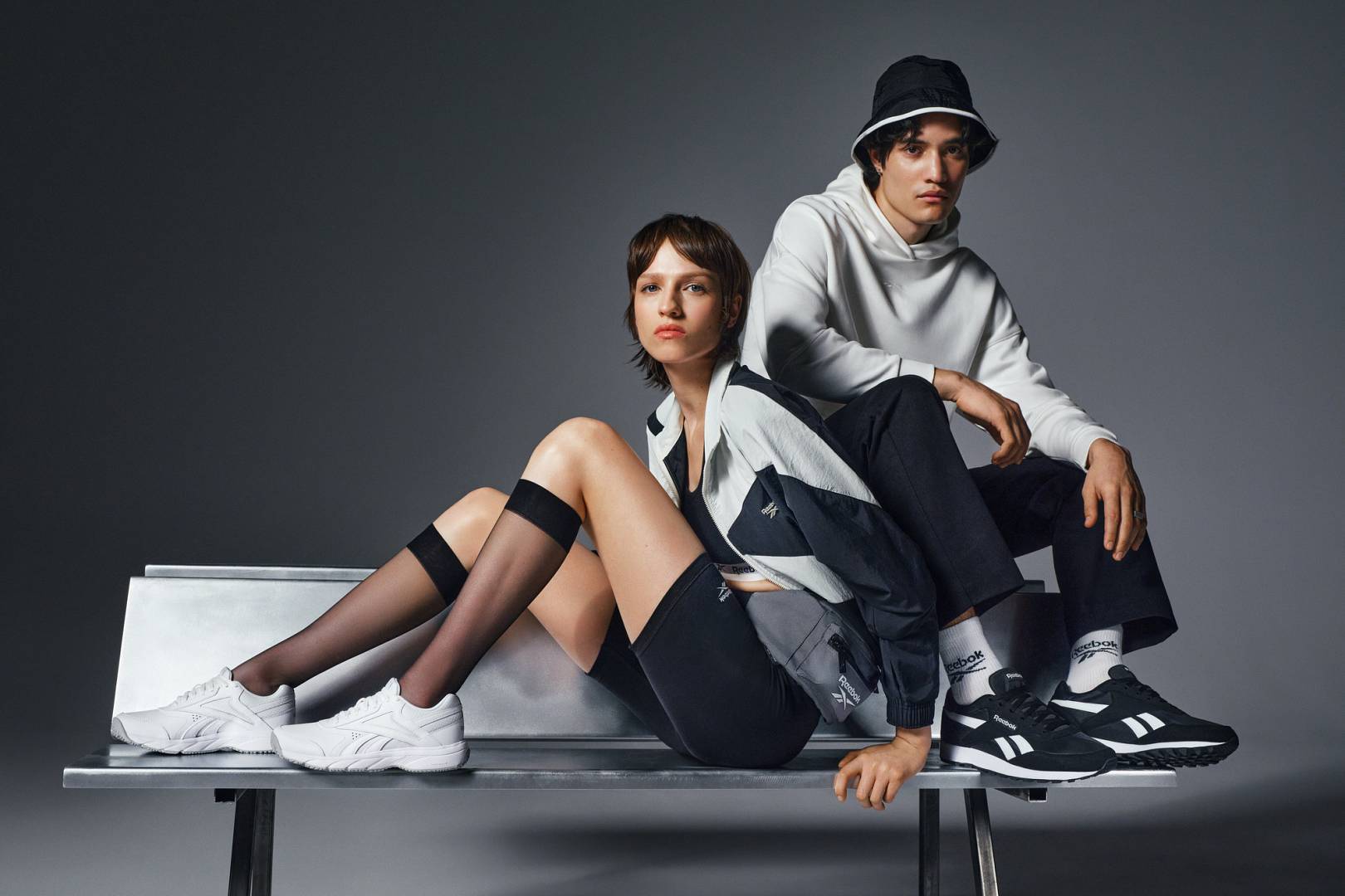 Jakie są najnowsze trendy w świecie sneakersów? Jakie modele są najmodniejsze w tym sezonie?