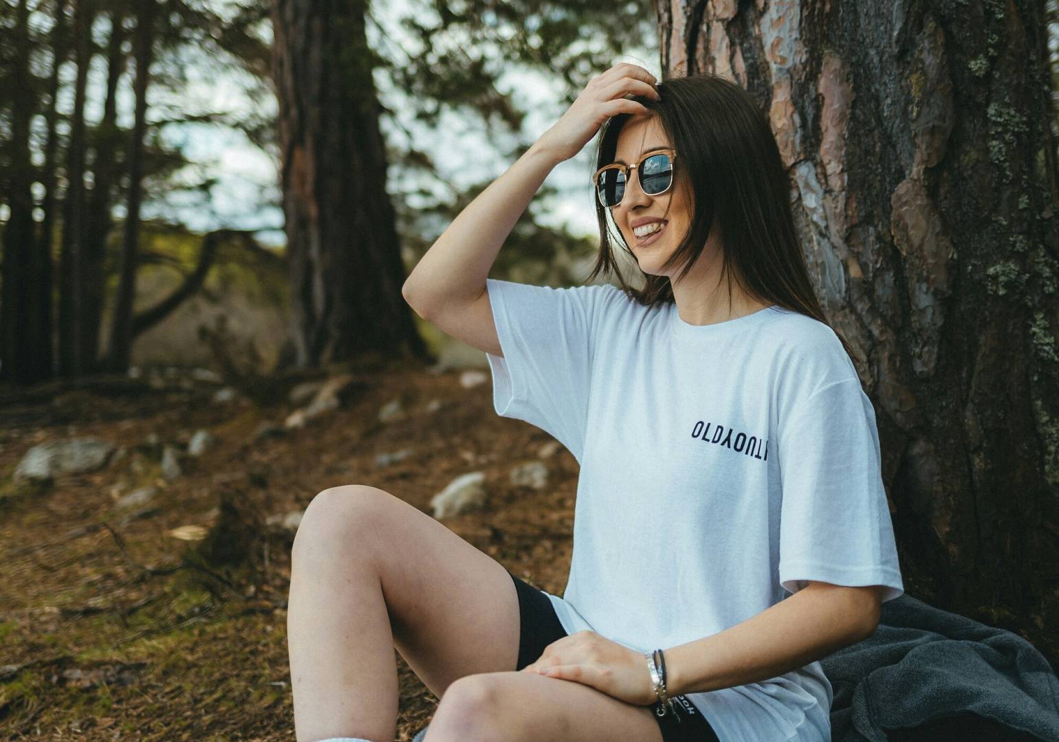 Koszulki damskie na lato – jakie modele warto mieć w swojej szafie?