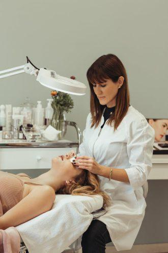 Chirurgia plastyczna a medycyna estetyczna – jaka jest różnica?