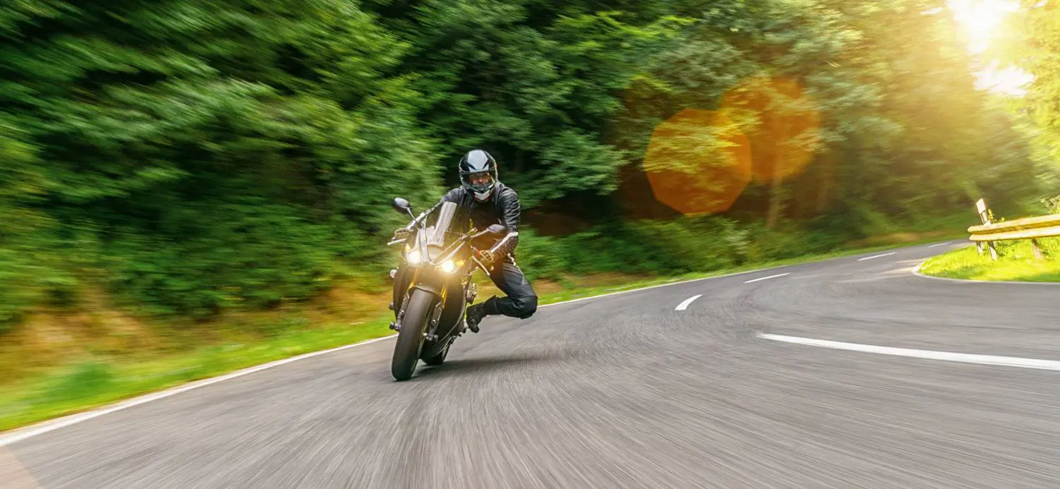 Kask motocyklowy – jak wybrać model, który zapewni bezpieczeństwo i komfort przez lata