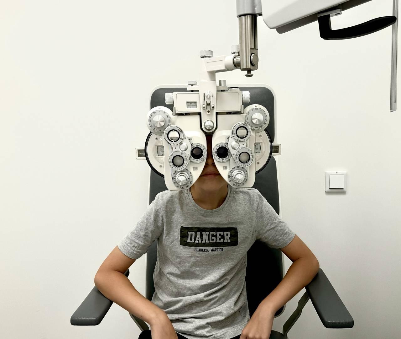 czy-optometrysta-dobiera-soczewki-kontaktowe.jpg
