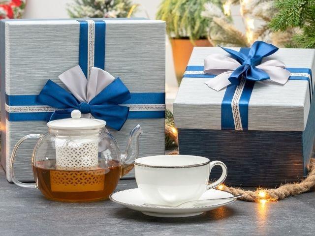 Małe gesty, wielkie emocje: jak wybrać upominek, który sprawi obdarowanemu przyjemność?