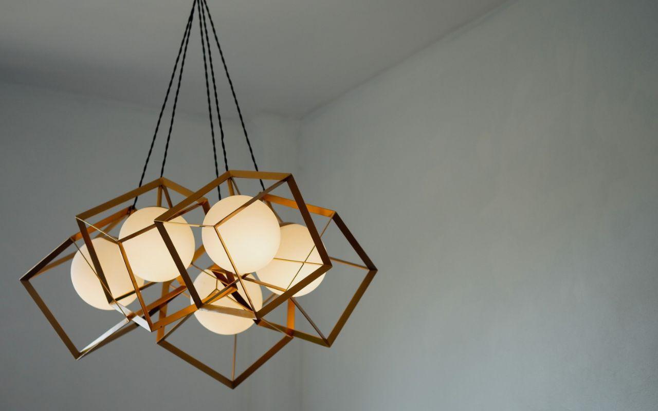 Jak wybrać lampę wiszącą lub żyrandol do niewielkiego pomieszczenia?