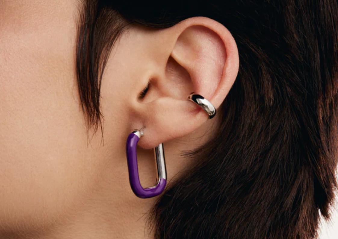 Minimalizm vs maksymalizm w ear styling – dwa przeciwstawne kierunki w modzie