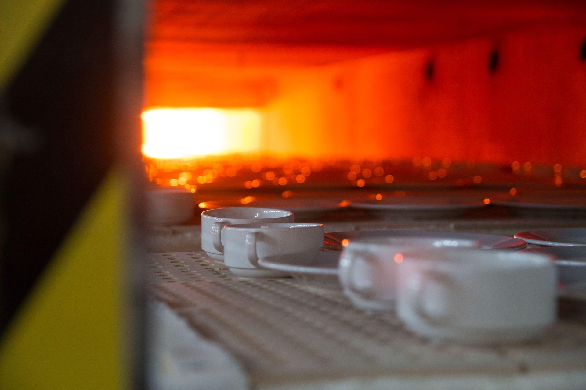 Piękne, ale czy bezpieczne? Eksperci radzą, jak wybierać naczynia, które nie szkodzą zdrowiu.