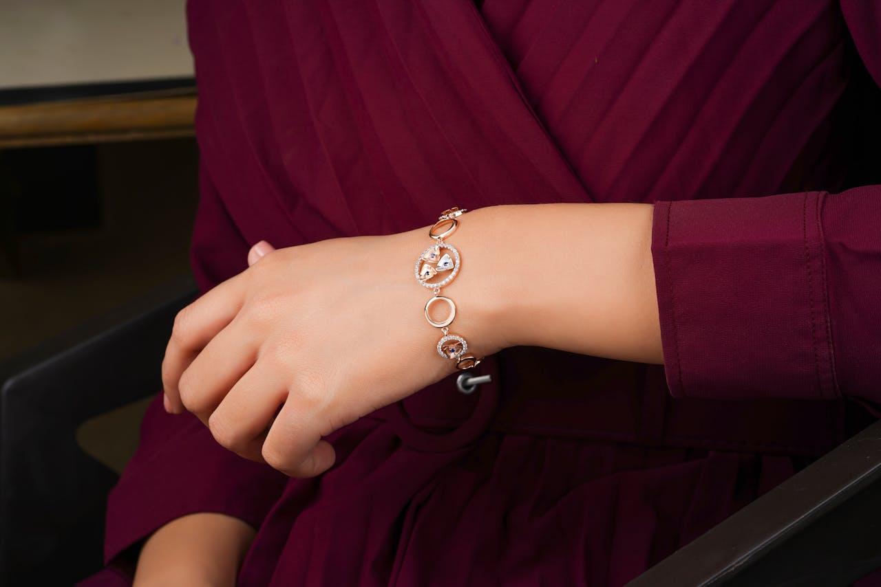 Złoto czy srebro? Jak bransoletki współgrają z odcieniem skóry
