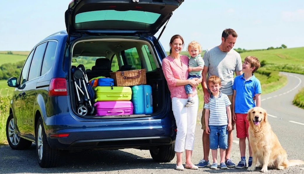 Rodzinny wypad za miasto bez stresu: Jak spakować 3 dzieci, psa i wózek?