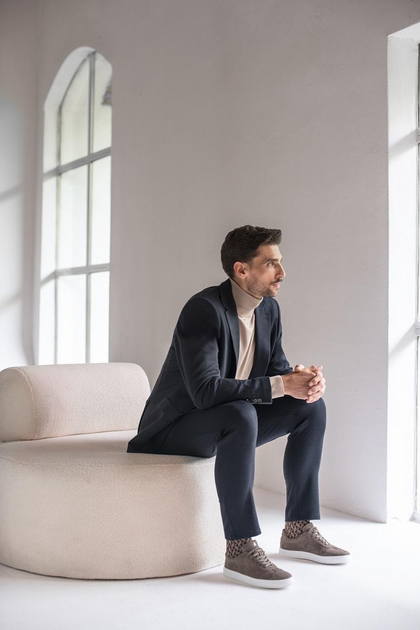 Granatowy garnitur w wydaniu casual – wiosenne stylizacje