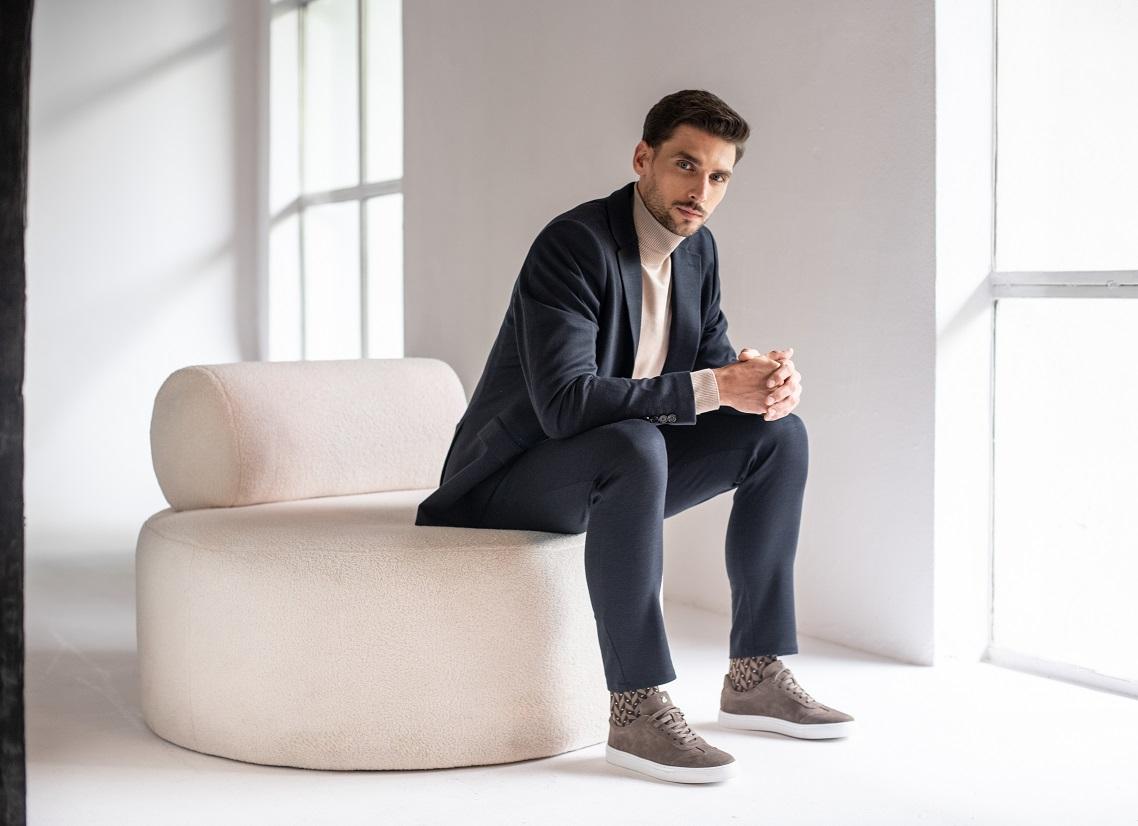 Granatowy garnitur w wydaniu casual – wiosenne stylizacje