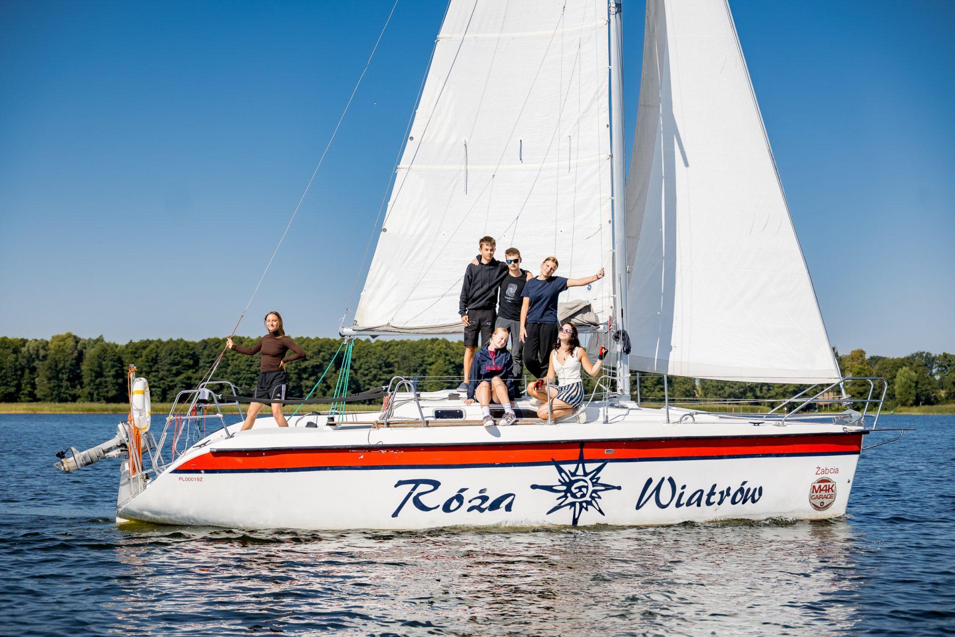 Mazury bez nudy – jak wybrać obóz młodzieżowy, z którego dziecko wróci zachwycone?