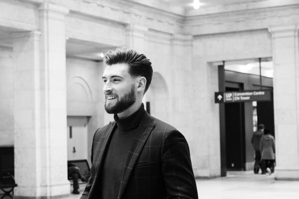 Męski styl z klasą – jak skutecznie zadbać o zarost i fryzurę?