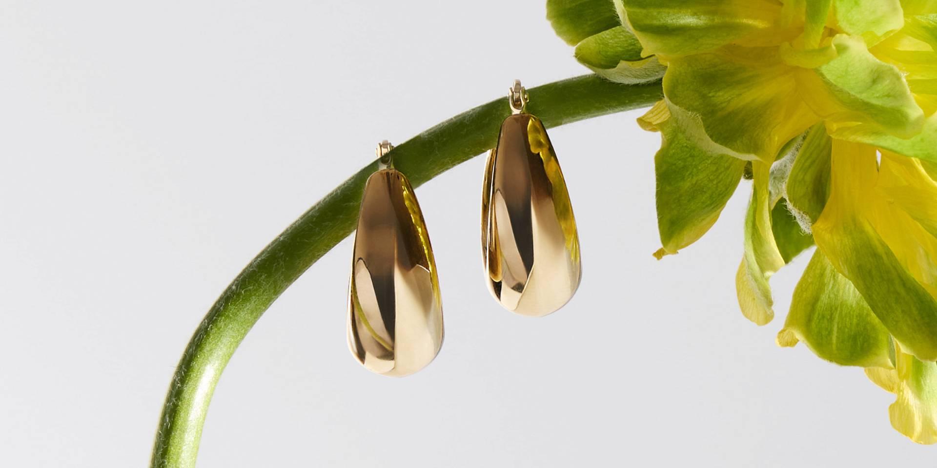 Jak dobrać kolczyki do fryzury? Porady dla krótkich i długich włosów