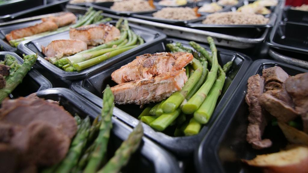 Czym wyróżnia się catering ketogeniczny na tle tradycyjnych diet pudełkowych i dla kogo będzie najlepszym wyborem?