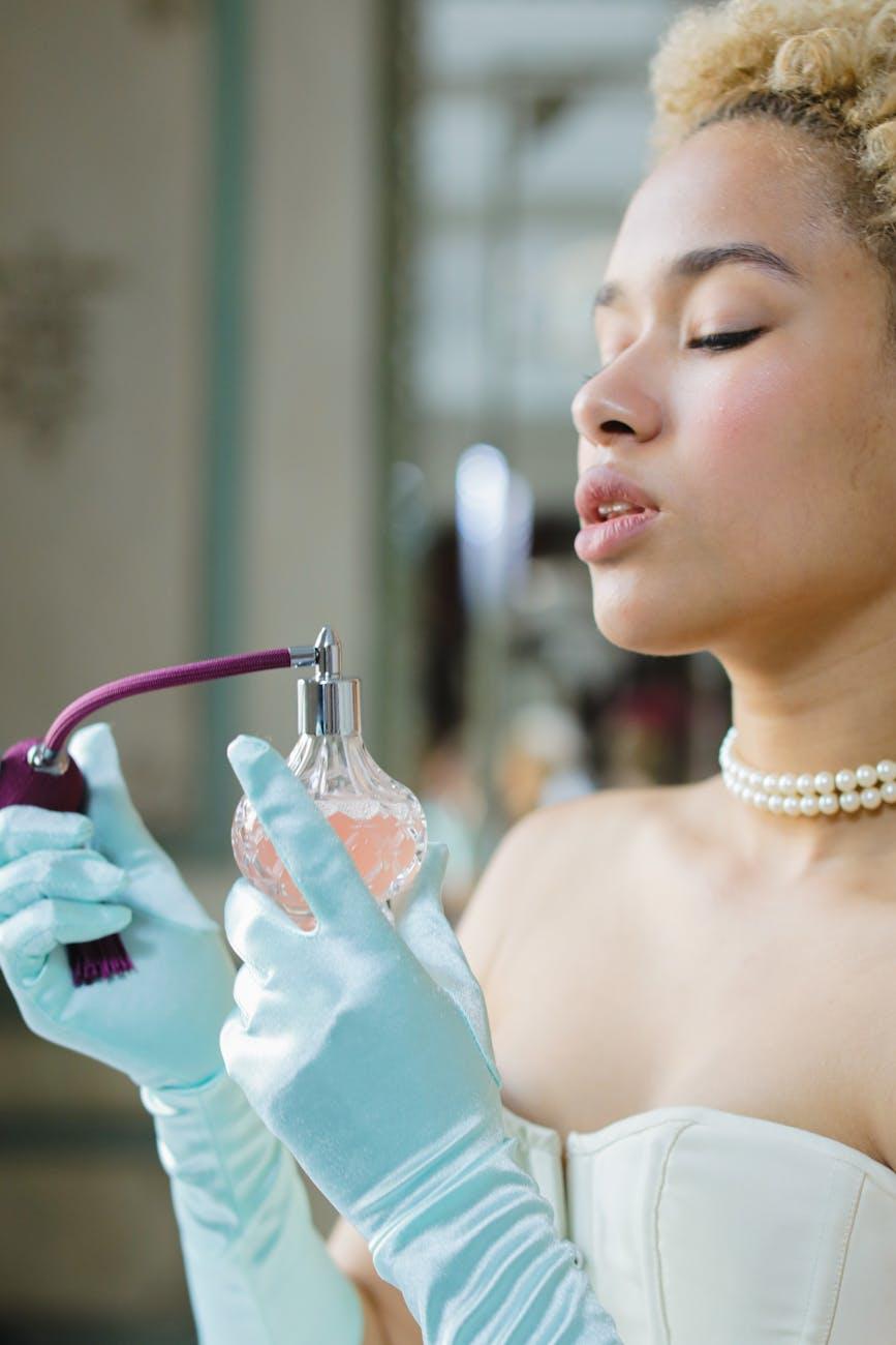 Kapsuła szafa zapachowa. Jak skompletować minimalistyczną kolekcję perfum?