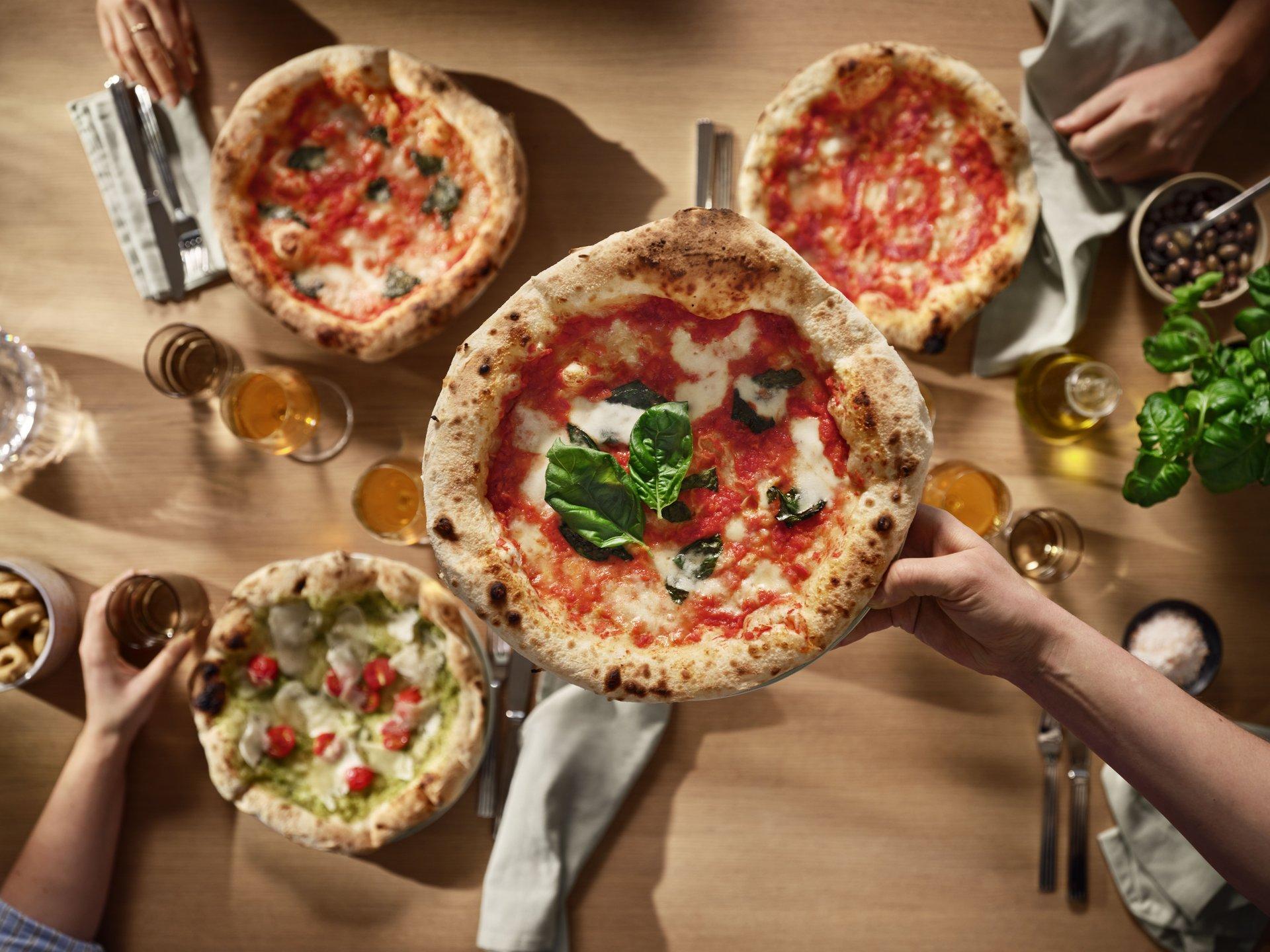 Jak domowe pieczenie pizzy wspierają piekarniki osiągające wysoką temperaturę