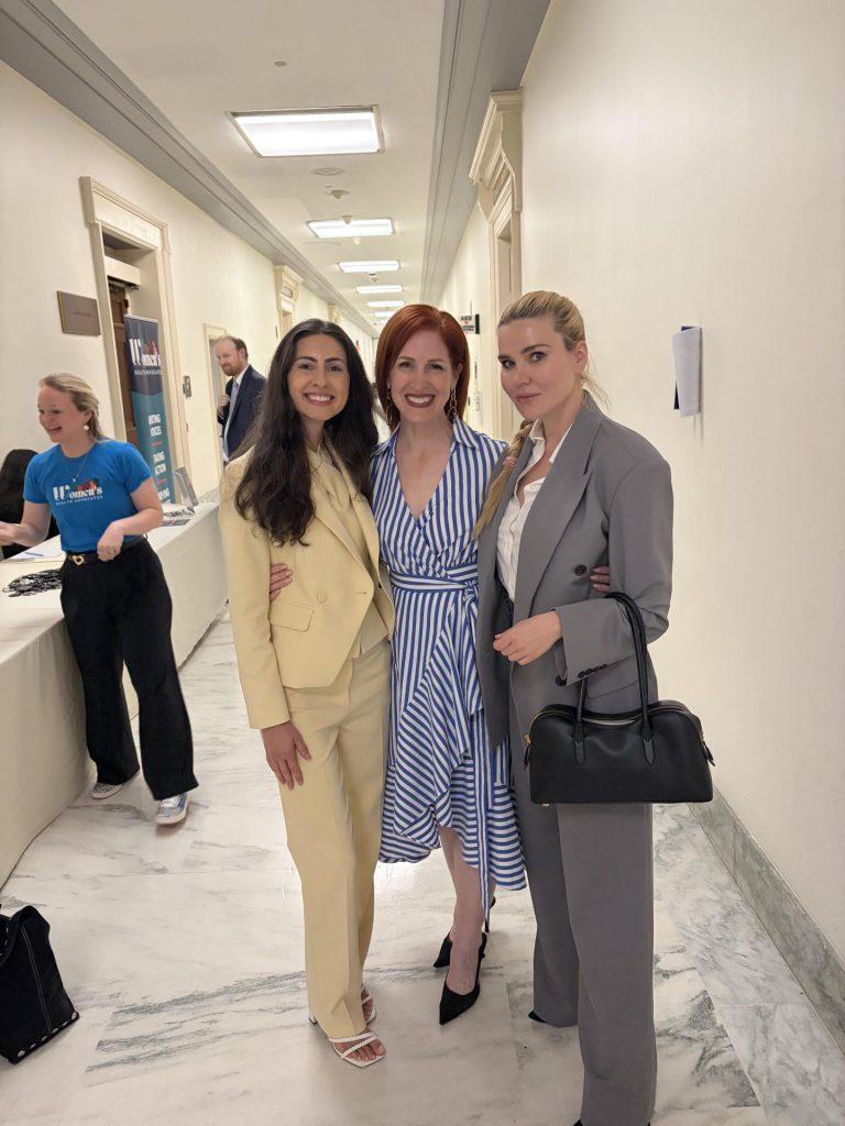 Na zdjęciu Joanna Borov z Sarah Austin i Nicole Notar