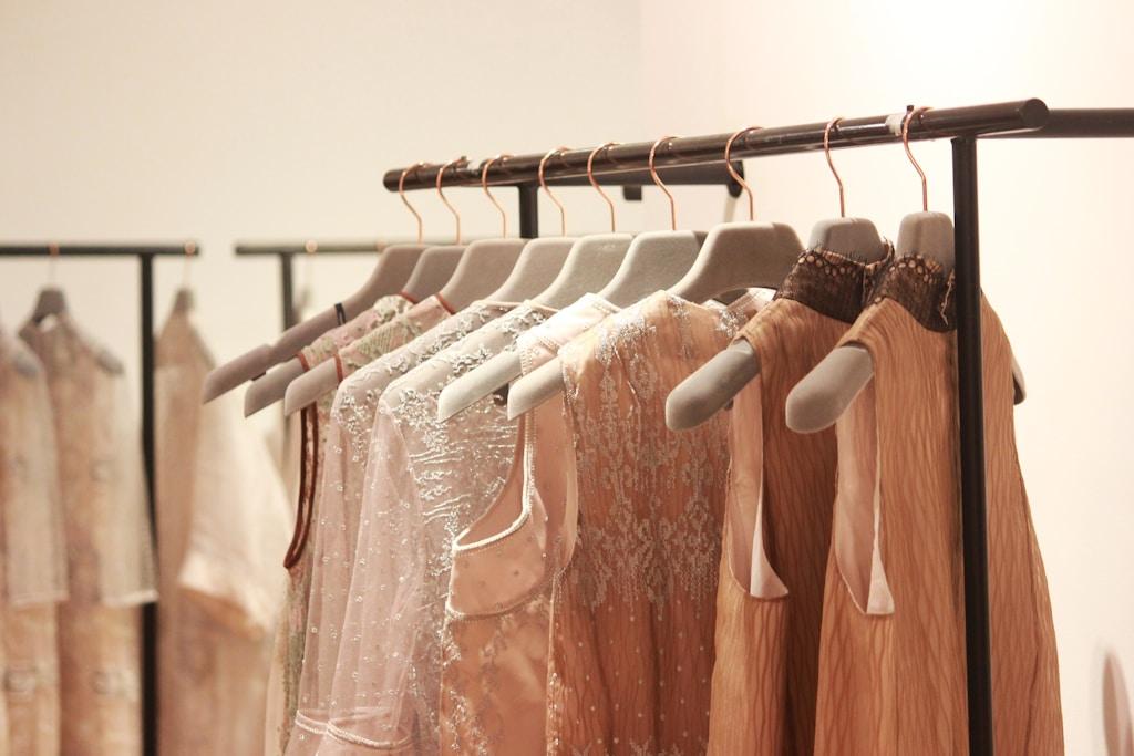 Elegancka sukienka – jak wybrać model, który sprawdzi się na wiele okazji?