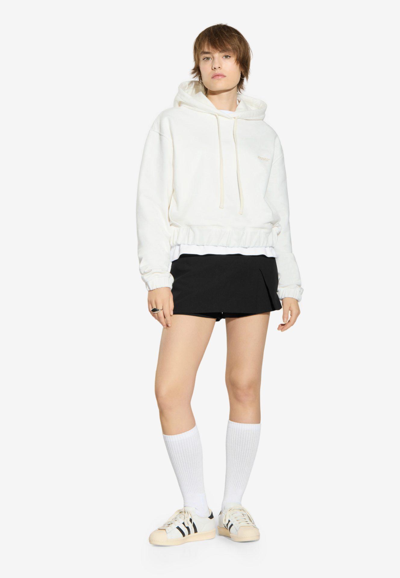 Komfort w parze z trendami – dlaczego oversize'owa bluza to must-have w kobiecej szafie?