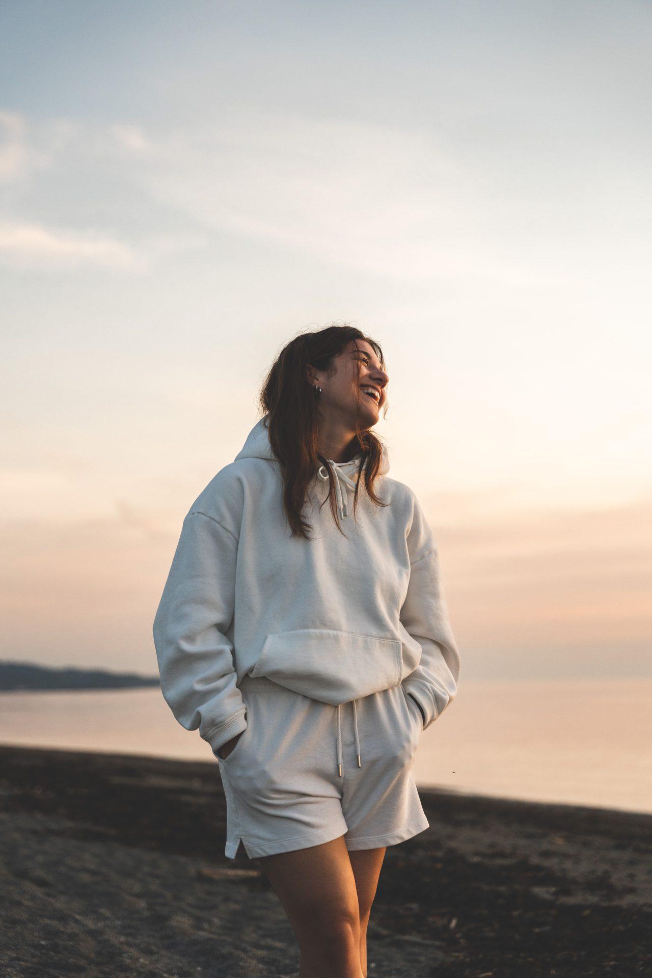 Komfort w parze z trendami – dlaczego oversize’owa bluza to must-have w kobiecej szafie?