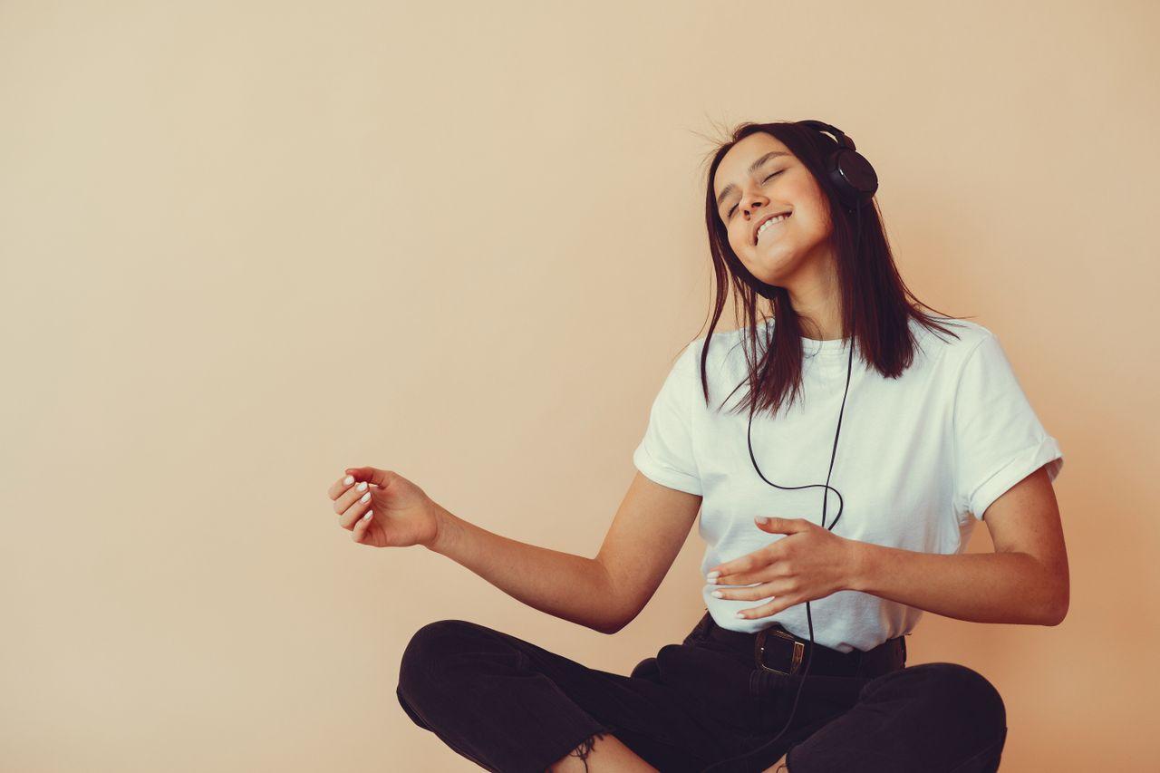 Muzyka a emocje: dlaczego czasem potrzebujemy energetycznego hitu, a czasem spokojnego tła?