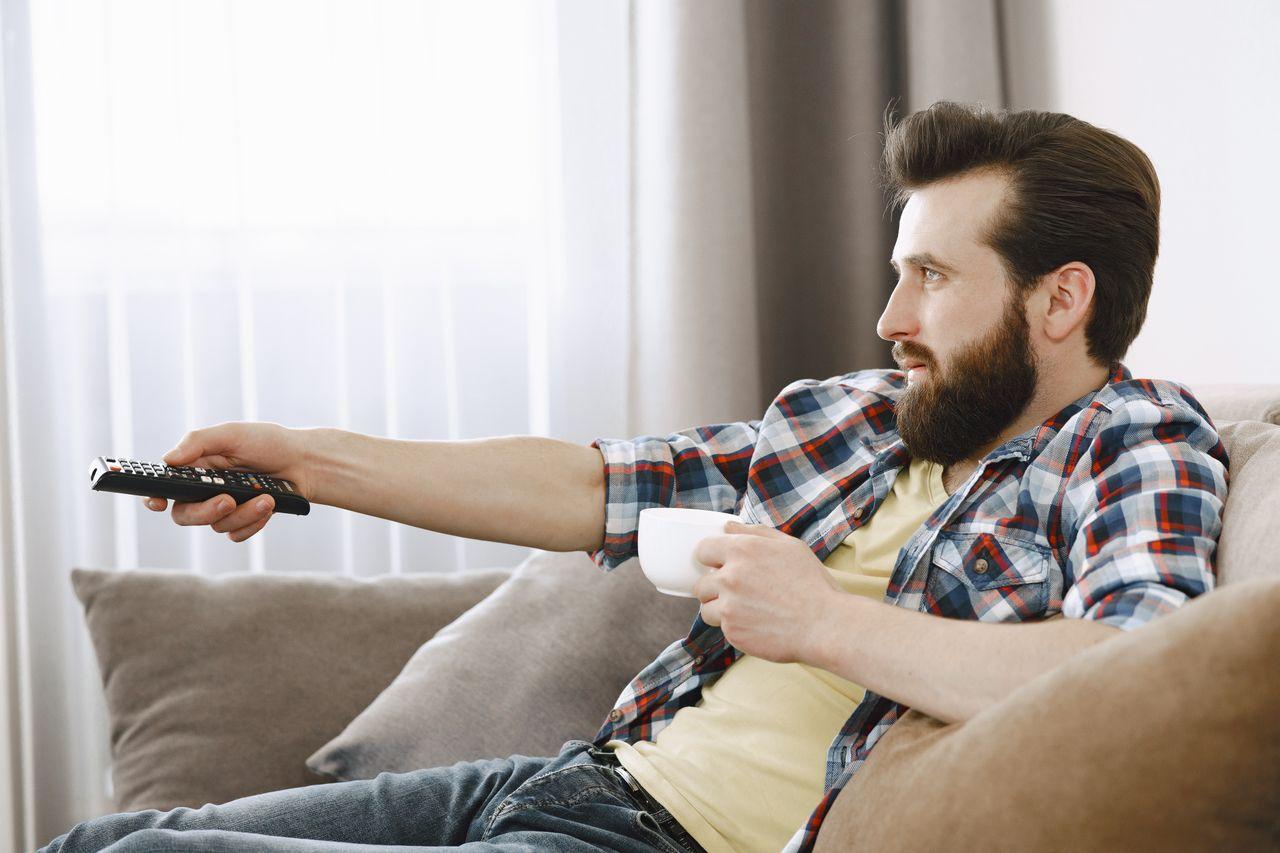 Wieczór bez scrollowania. Jak świadomie wybierać filmy i programy, które naprawdę pomagają odpocząć?