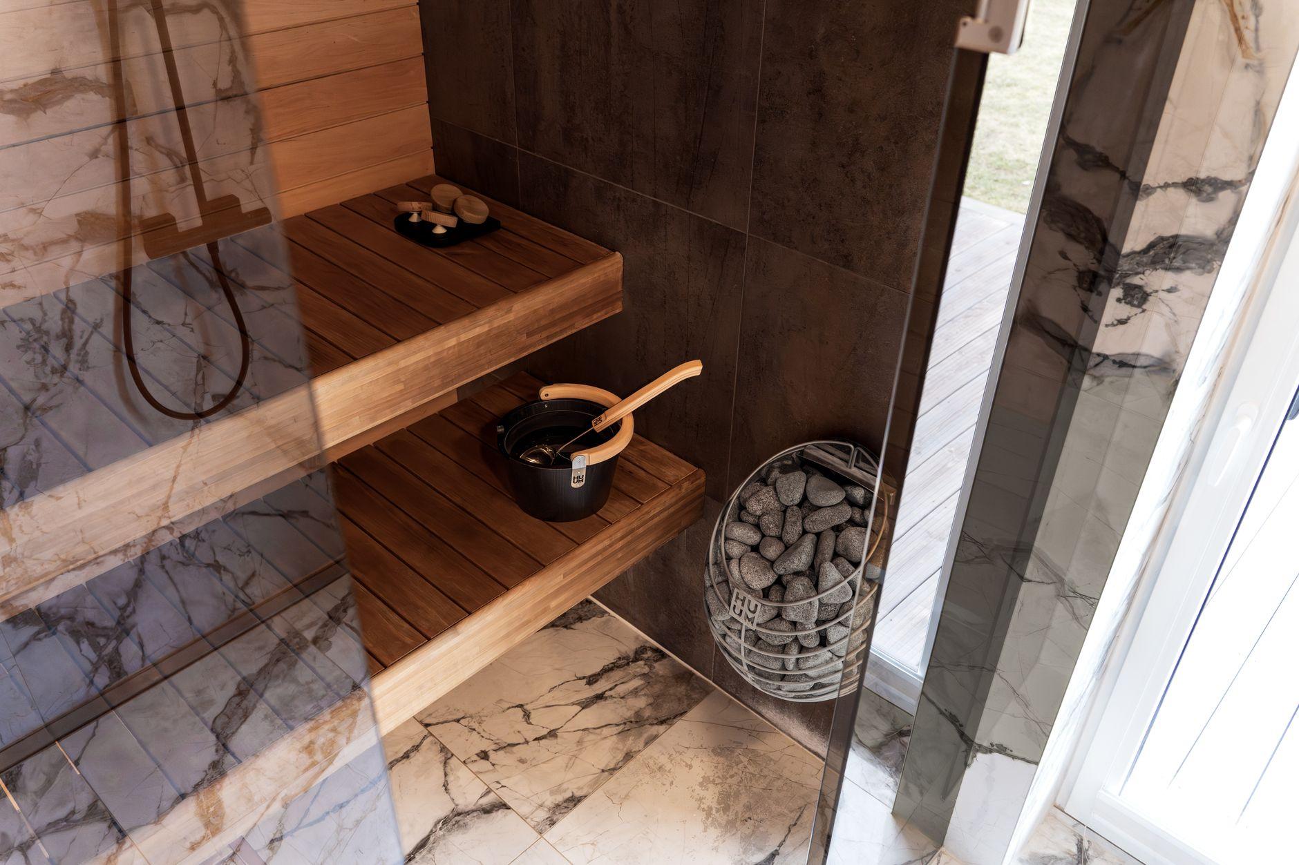 Domowa strefa wellness – jak połączyć masaż, saunę i jacuzzi w jednej przestrzeni?