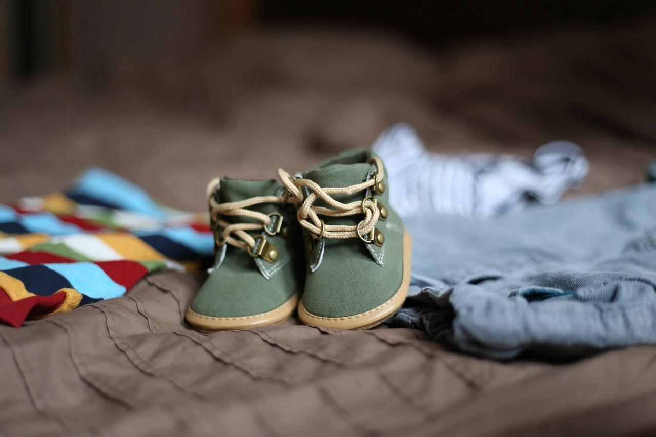 Sztywne buty czy miękkie buciki niemowlęce? Co na temat pierwszych kroków mówią fizjoterapeuci?